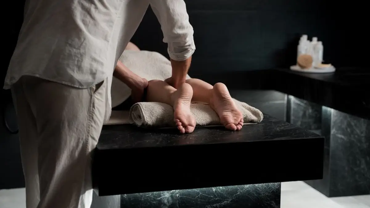 마사지를 받은 다음 날 뻐근함과 통증은 다른 신호입니다 — 정상 반응과 병원에 가야 하는 경우